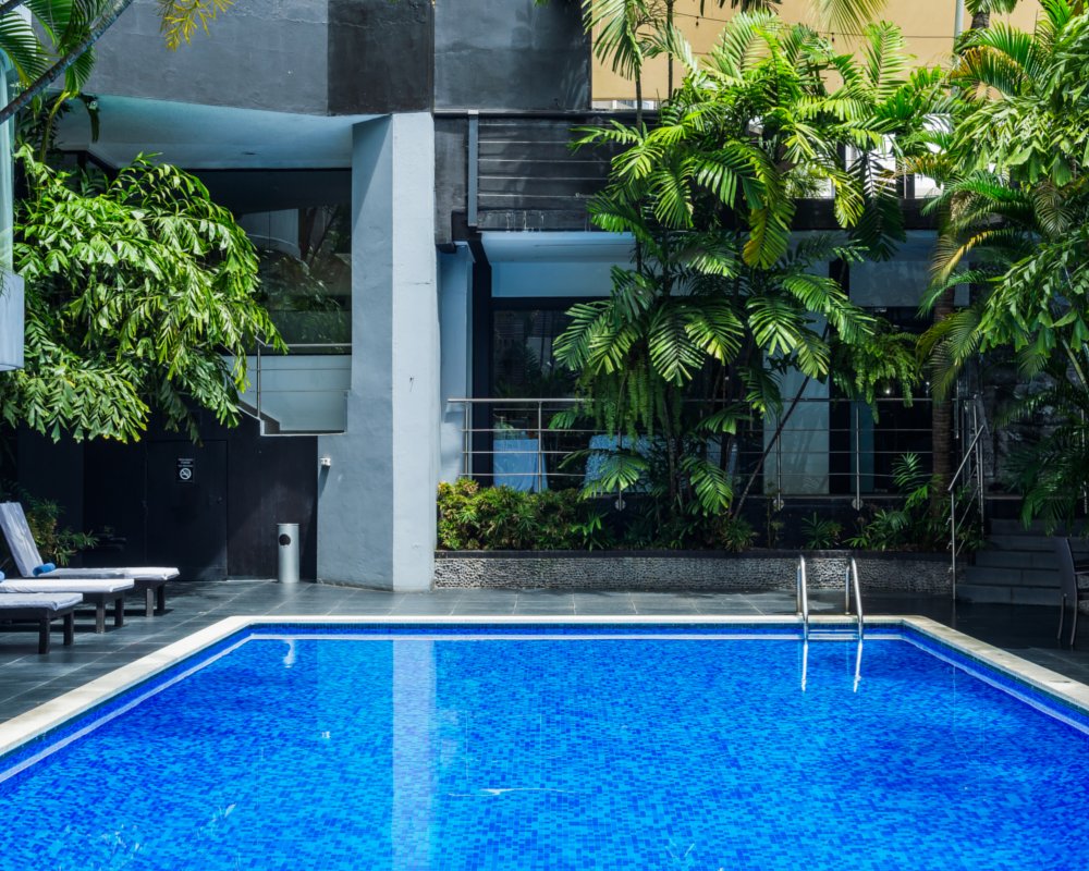 Pool & Jacuzzi- Riande Urban